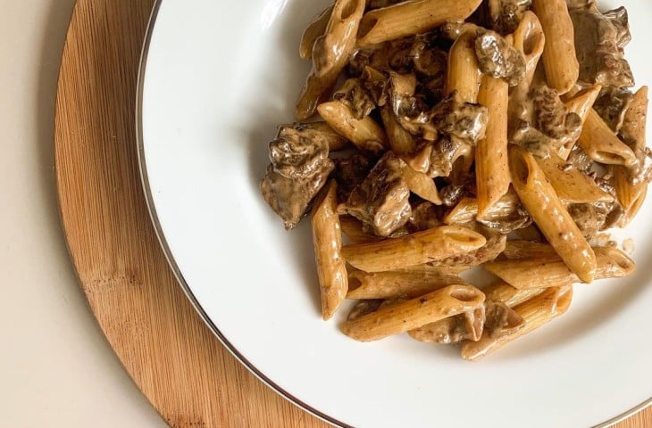 Penne com mignon e molho funghi