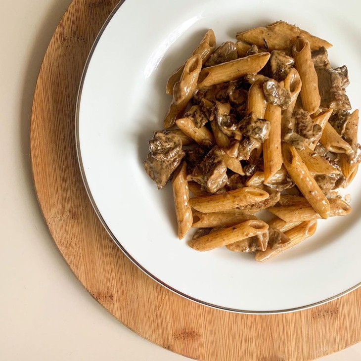 Penne com mignon e molho funghi