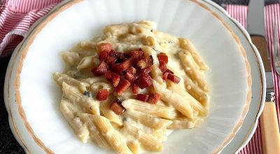 Penne com queijos e bacon