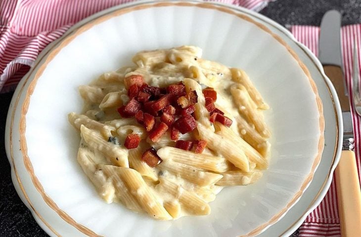 Penne com queijos e bacon