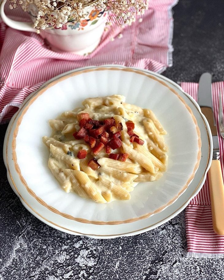 Penne com queijos e bacon