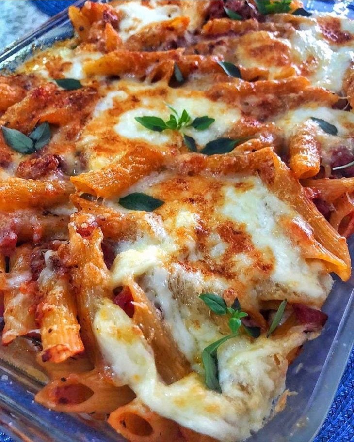 Penne com ragu de linguiça e burrata