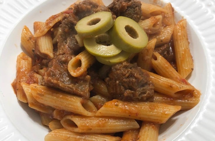 Penne com ragu de maminha