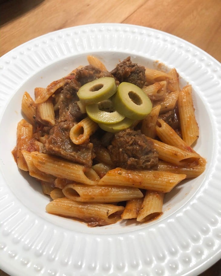 Penne com ragu de maminha