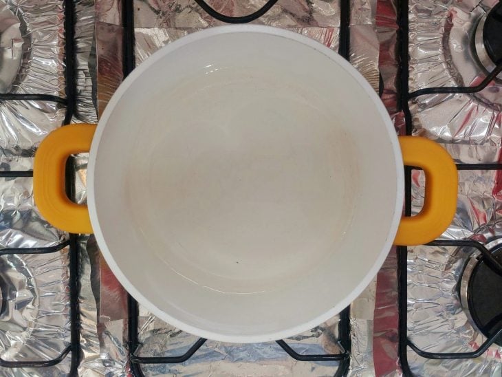 Uma panela contendo vinagre e açúcar.