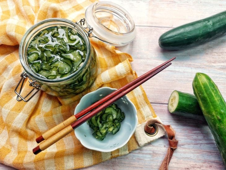 Um recipiente contendo pepino agridoce em conserva.