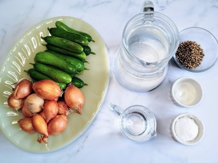 Uma bancada com os ingredientes separados.