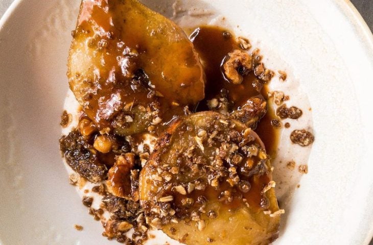 Peras assadas com crumble e caramelo vegano