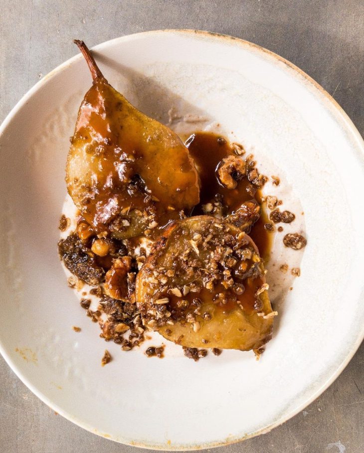 Peras assadas com crumble e caramelo vegano