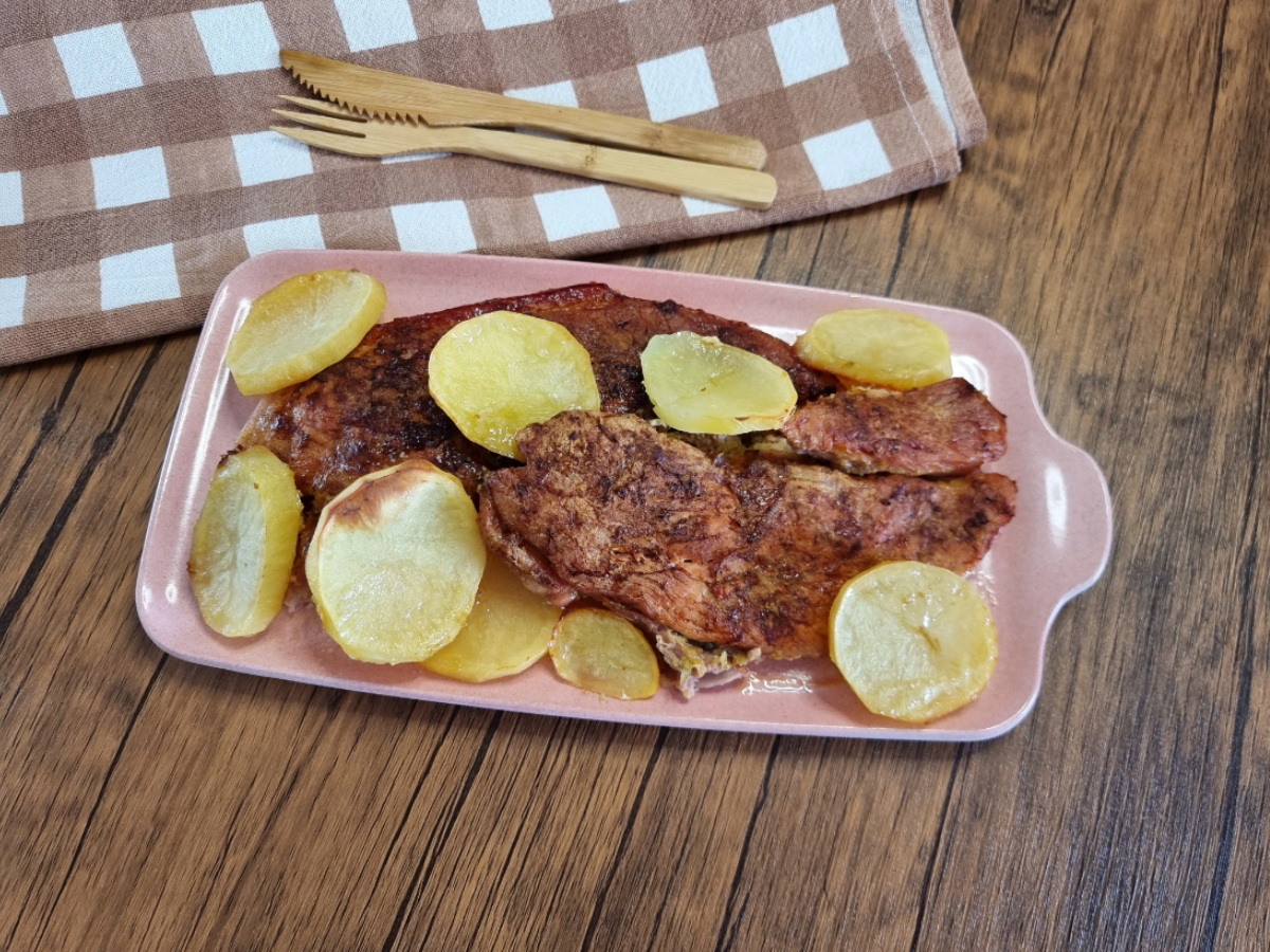 Pernil assado com batata
