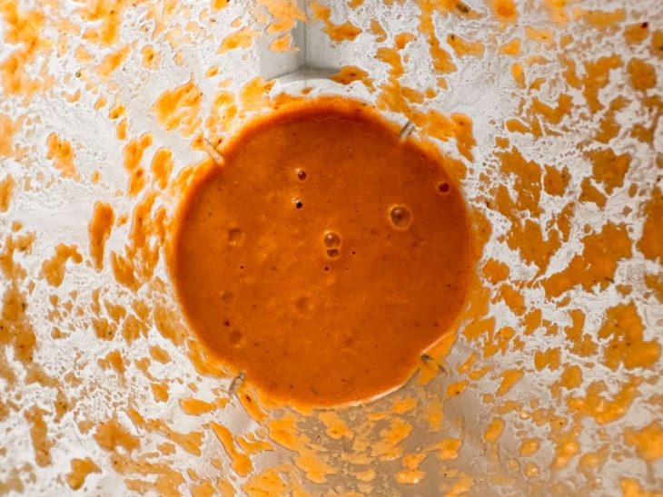 Ingredientes batidos no liquidificador.