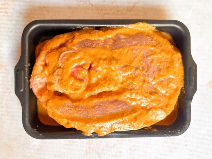 Mistura batida no liquidificador despejada sobre a carne.