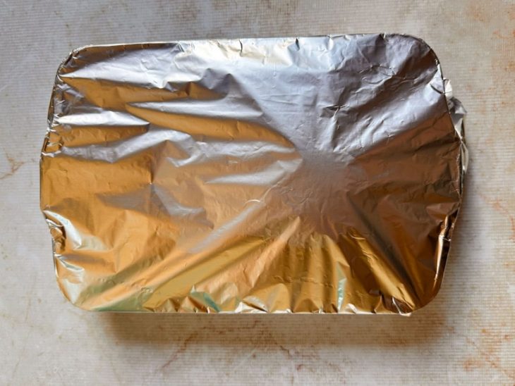 Forma coberta por papel alumínio.
