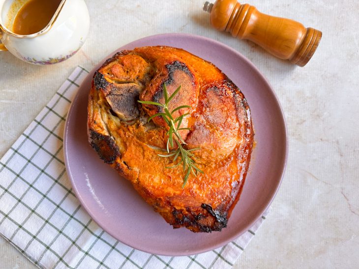 Pernil assado de porco pronto para ser consumido.