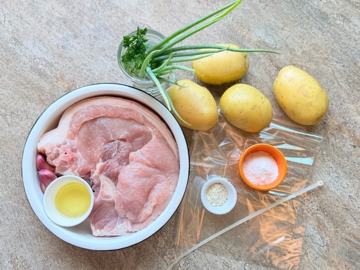 Ingredientes dispostos sobre a bancada.