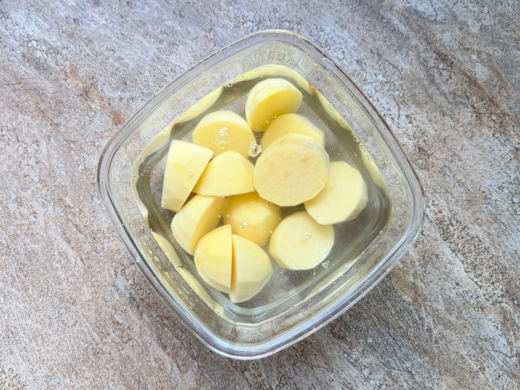 Batatas descascadas na tigela.