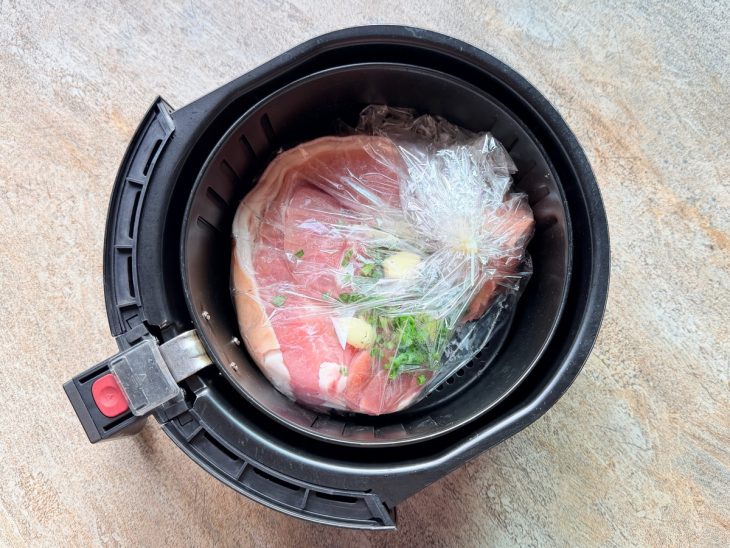 Pernil dentro do saco com temperos, pronto para ir à airfryer.