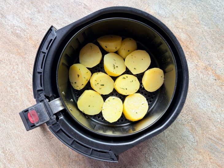 atatas temperadas com ervas e azeite.