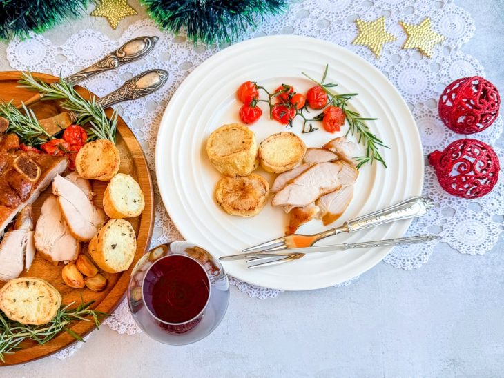 Prato final montado com fatias de pernil e batatas douradas.