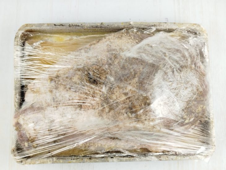 Pernil coberto com plástico filme.