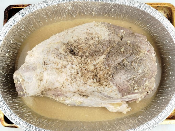 Pernil transferido para assadeira.