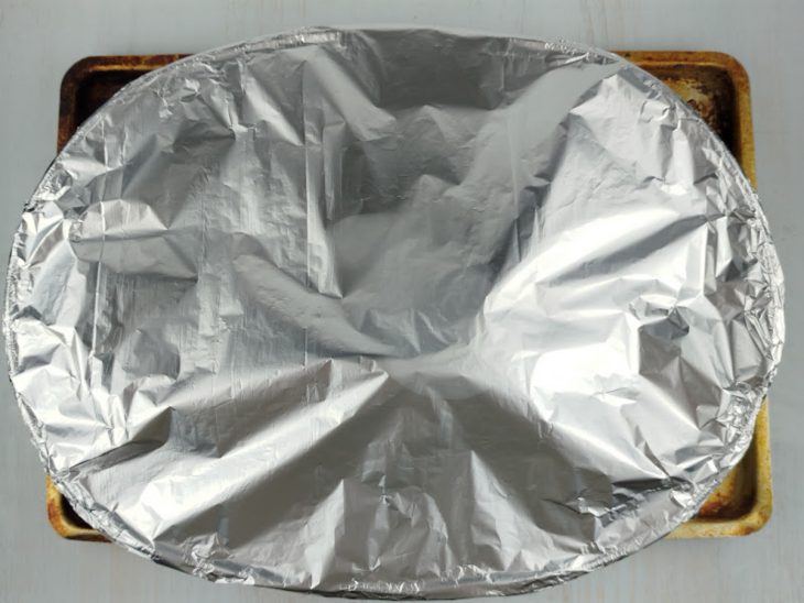 Pernil coberto com papel alumínio.