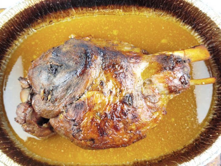 Pernil saído do forno, após dourar.