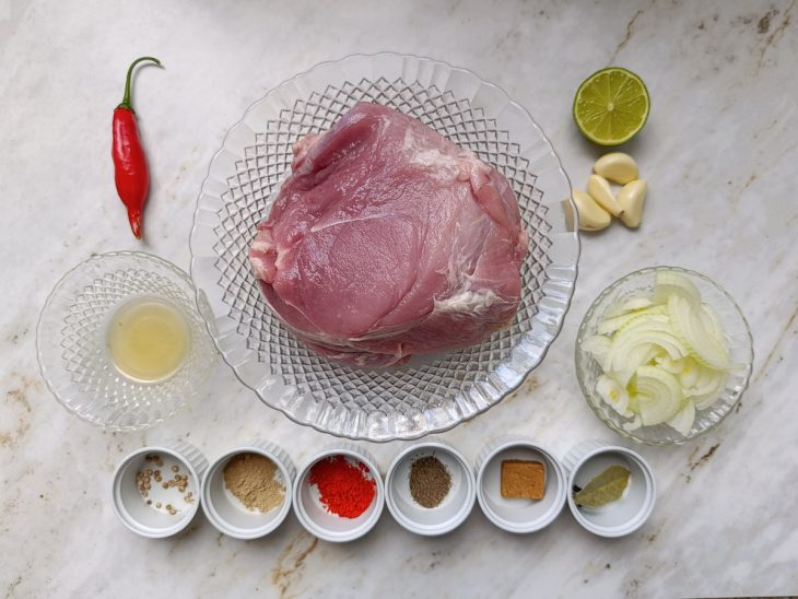 Ingredientes separados e organizados sobre a bancada para iniciar a receita.