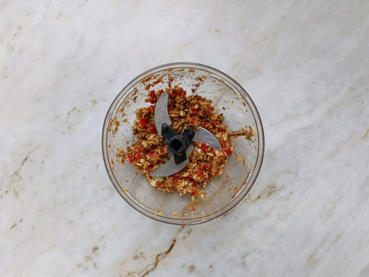 Pasta de temperos sendo triturada em um mixer.