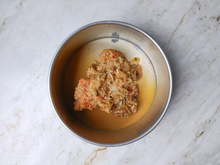 Pernil assado, bem dourado na assadeira.