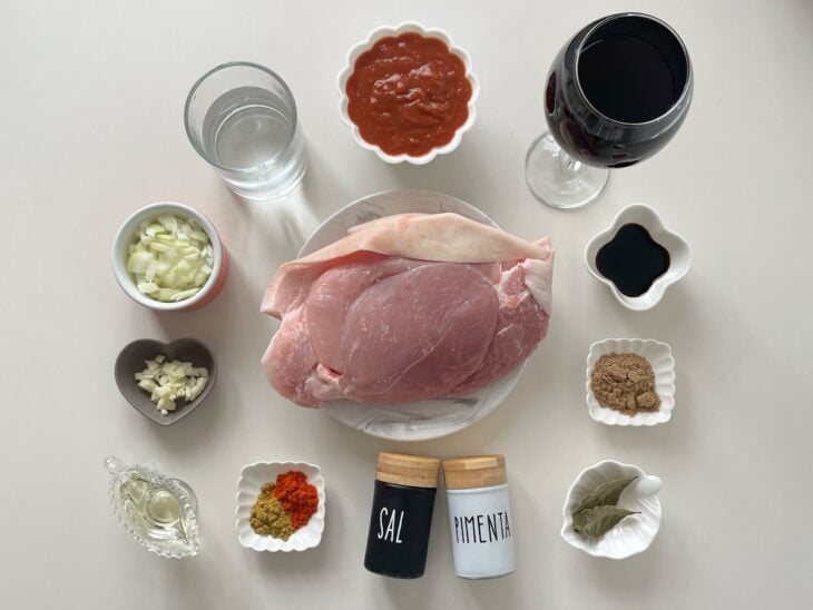 Ingredientes separados sobre a bancada.