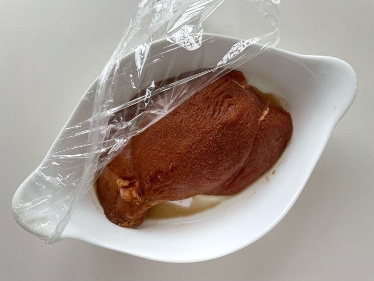 Pernil já marinado.