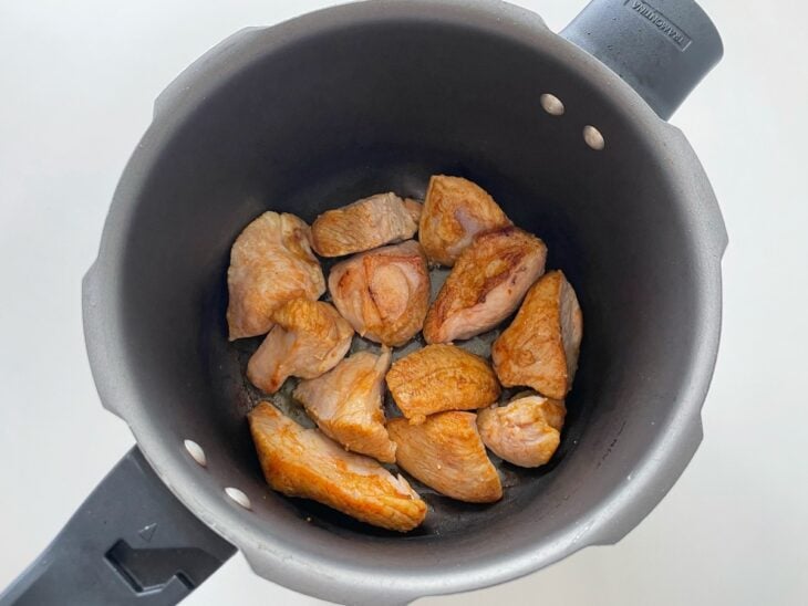 Carne dourada na panela.
