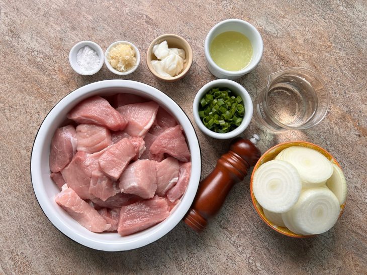 Ingredientes reunidos na bancada.