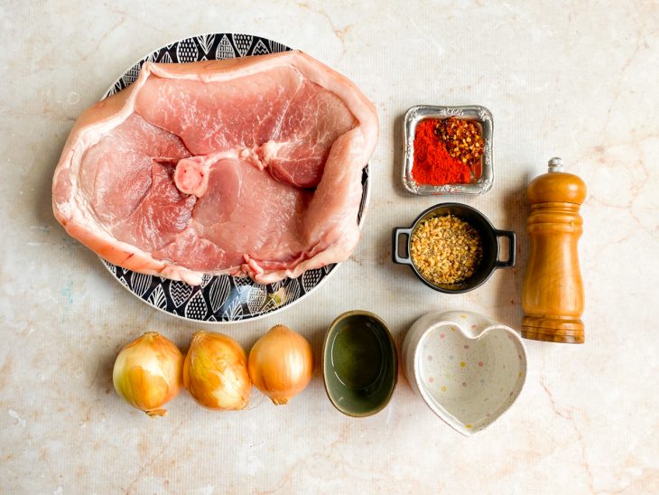 Ingredientes reunidos em uma bancada.