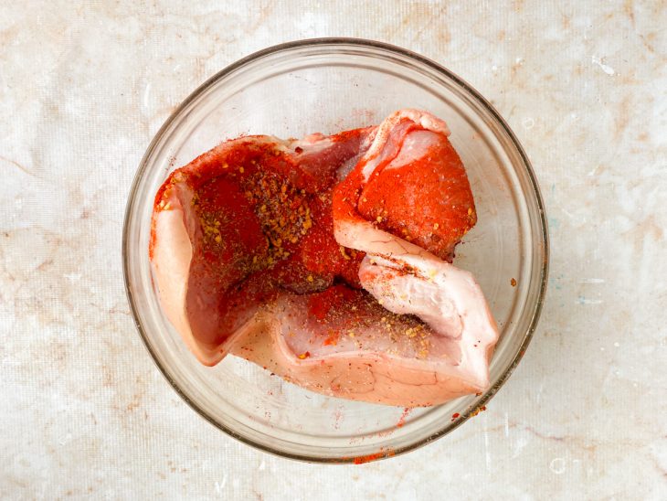 Peça de pernil temperada com páprica