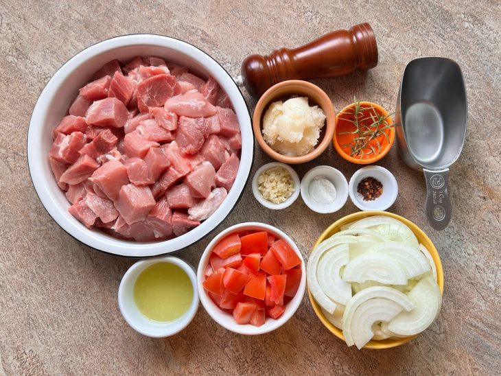 ingredientes para preparo de pernil separados e organizados.