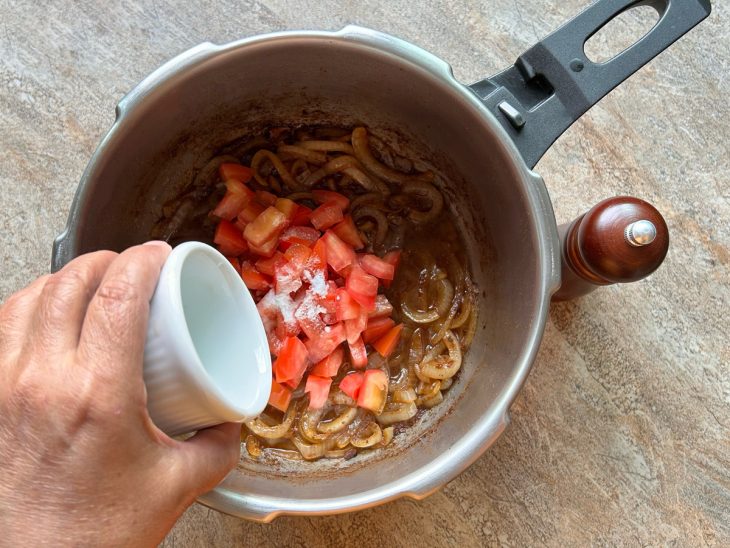 tomate e sal no refogado de cebola.