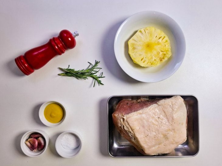 Ingredientes reunidos em uma bancada.