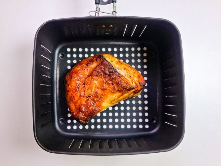 Pernil assado dentro da air fryer.