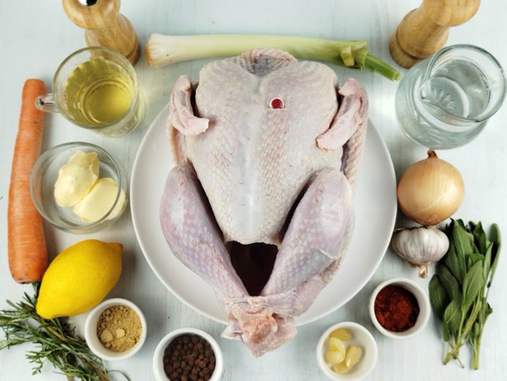 Ingredientes reunidos na bancada.