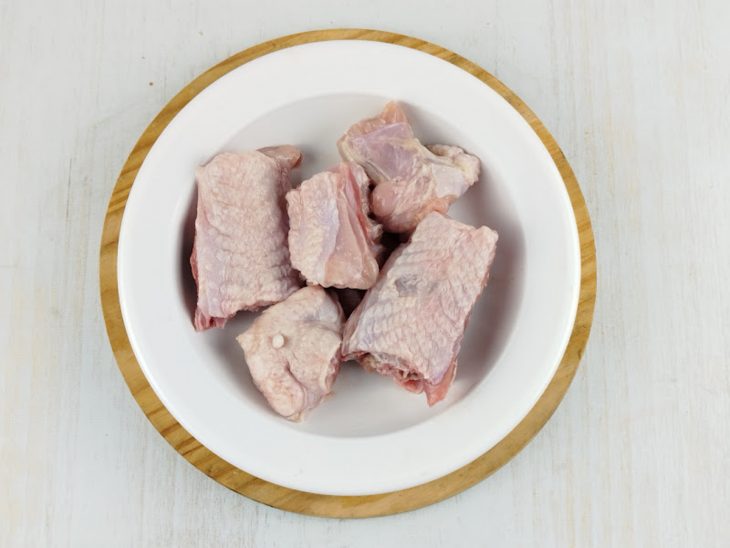 Pedaços do dorso reservados numa tigela.