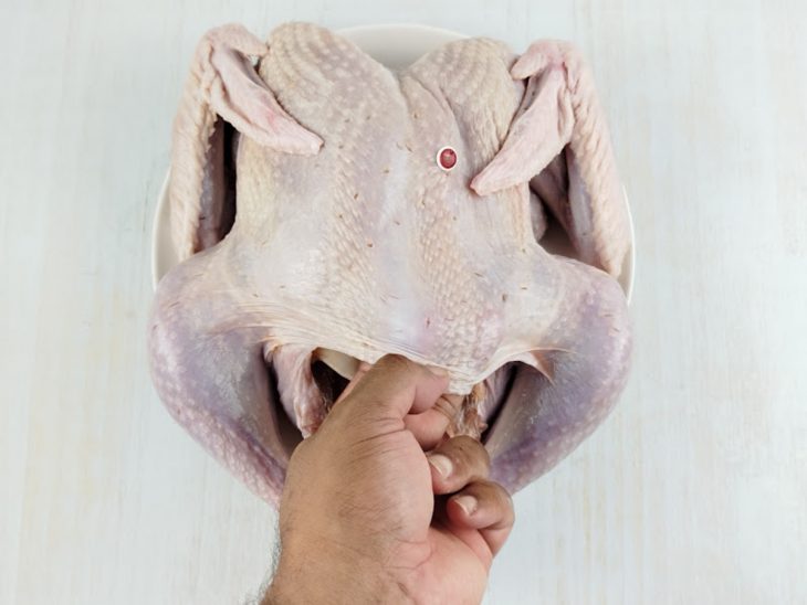 Peru espalmado, com as mãos a pele sendo solta.