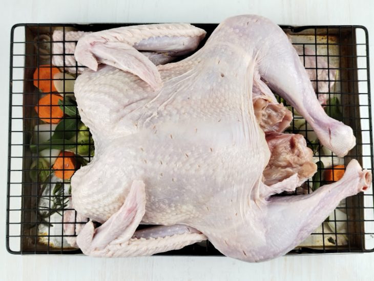 Peru posicionado sobre os vegetais.