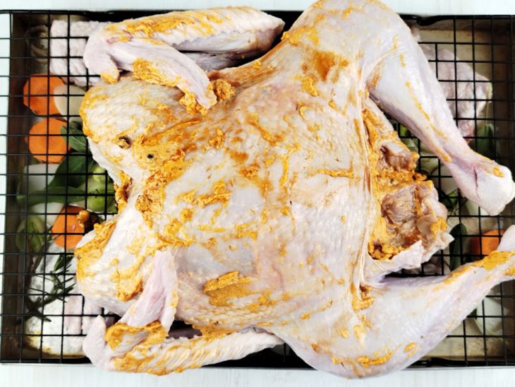 Peru temperado com a pasta de manteiga.