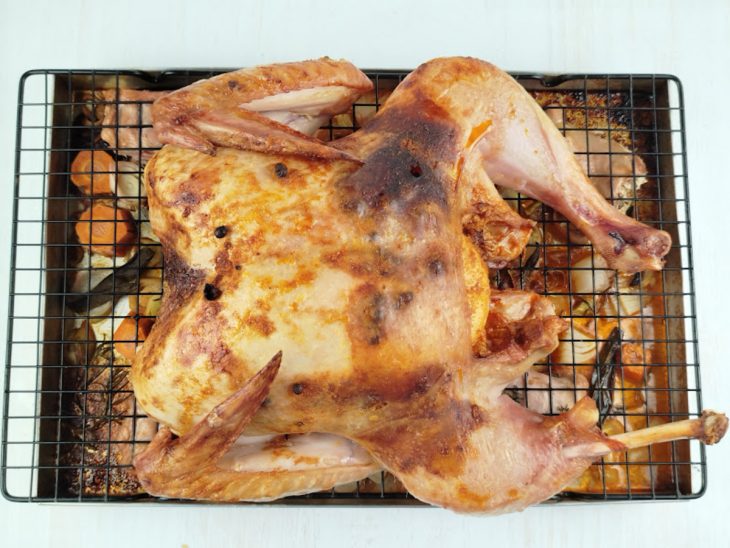 Peru saído do forno, dourado.