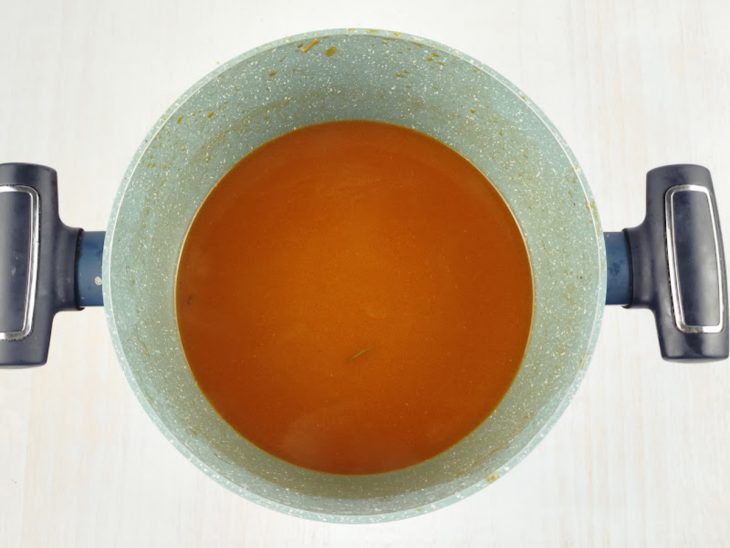 Caldo dos legumes numa panela.