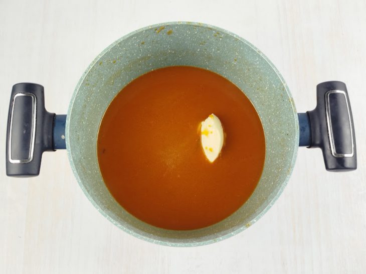 Manteiga adicionada a panela.