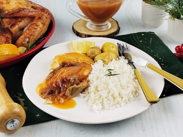 Porção do peru servida com arroz.