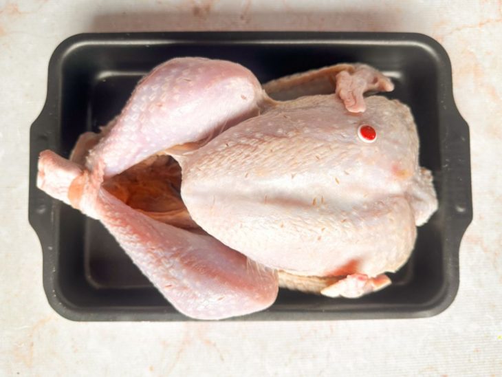 Na forma, o peru limpo e sem os miúdos.